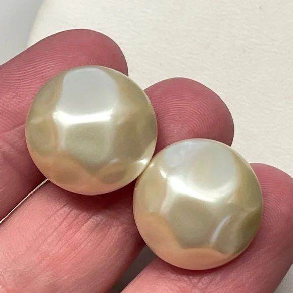 Vintage Liz Claiborne Faux Baroque Pearl Cream Gold Tone Clip On Earrings 90s - Picture 1 of 6
